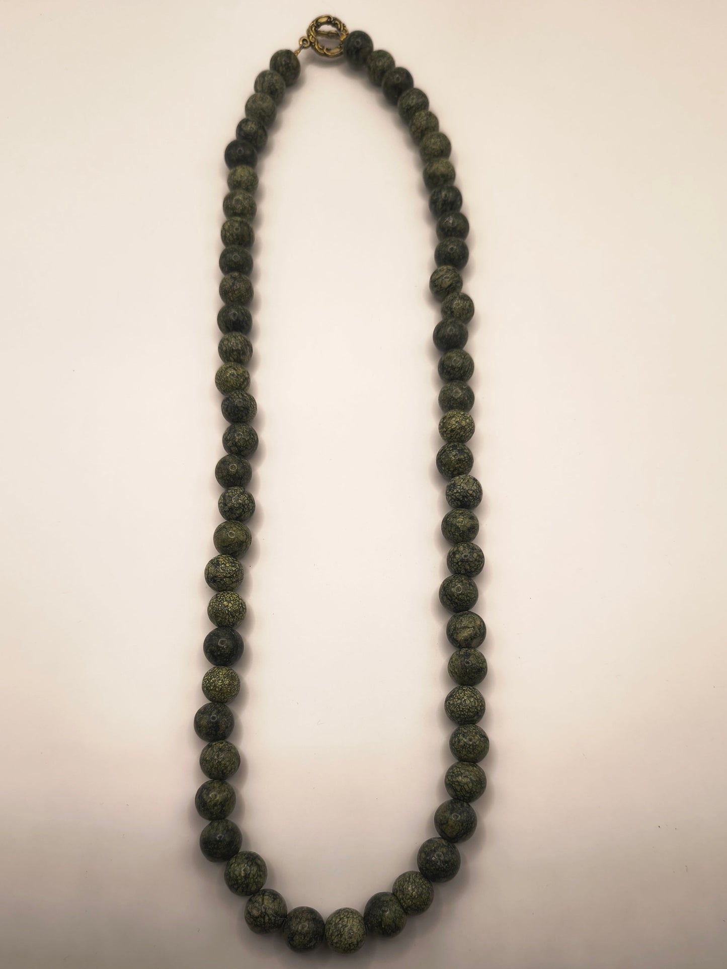 Serpentinite stone necklace