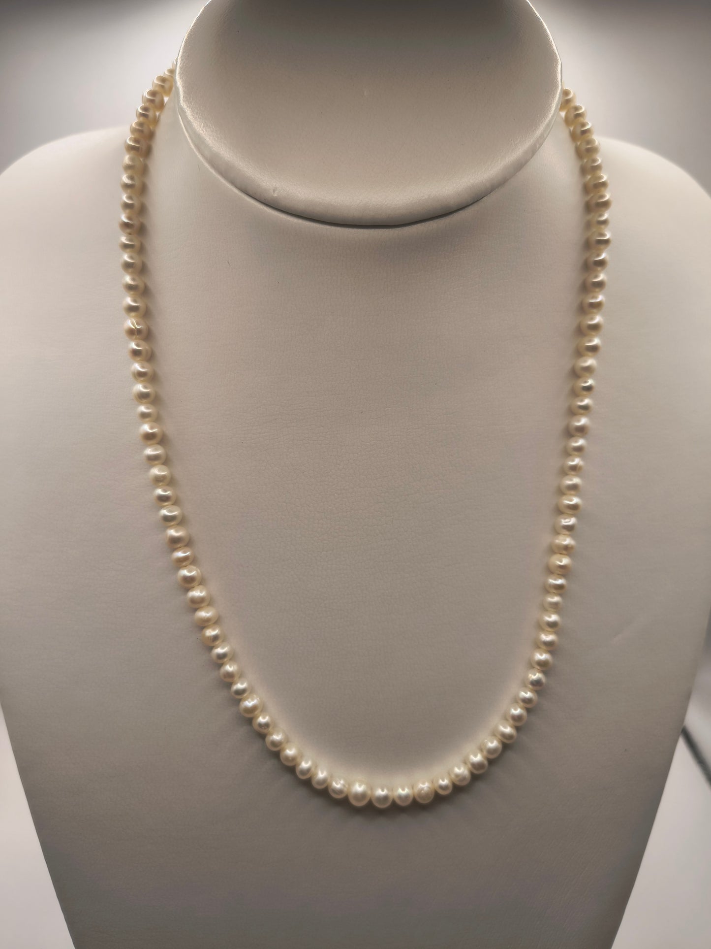 Small Freshwater pearl necklace (Short)