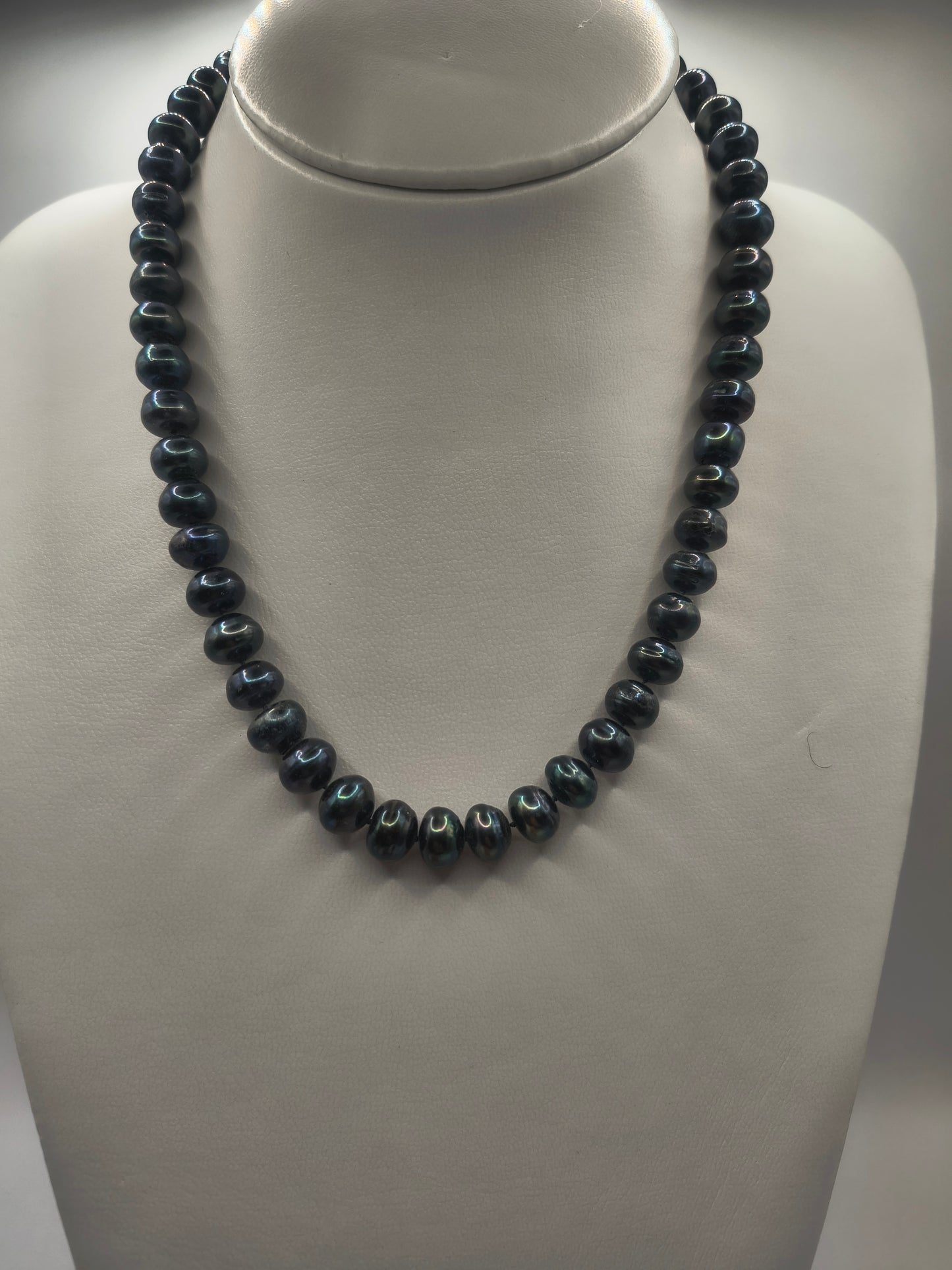 Black freshwater pearl necklace (Large pearls)