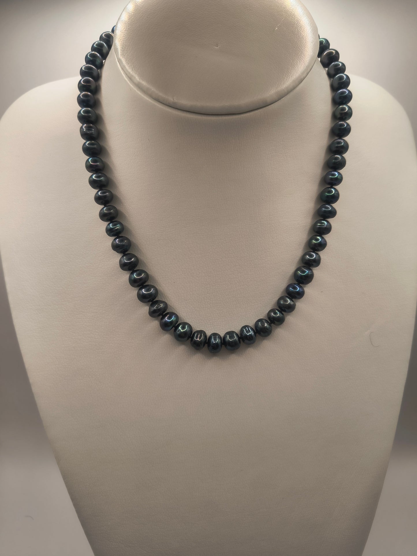 Black freshwater pearl necklace (Small pearls)