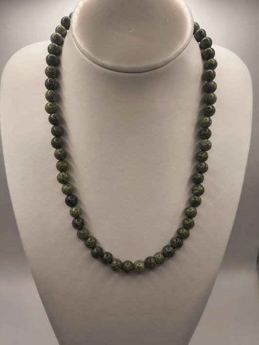 Serpentinite stone necklace