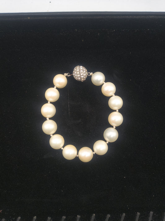 Knotted mother of pearl bracelet